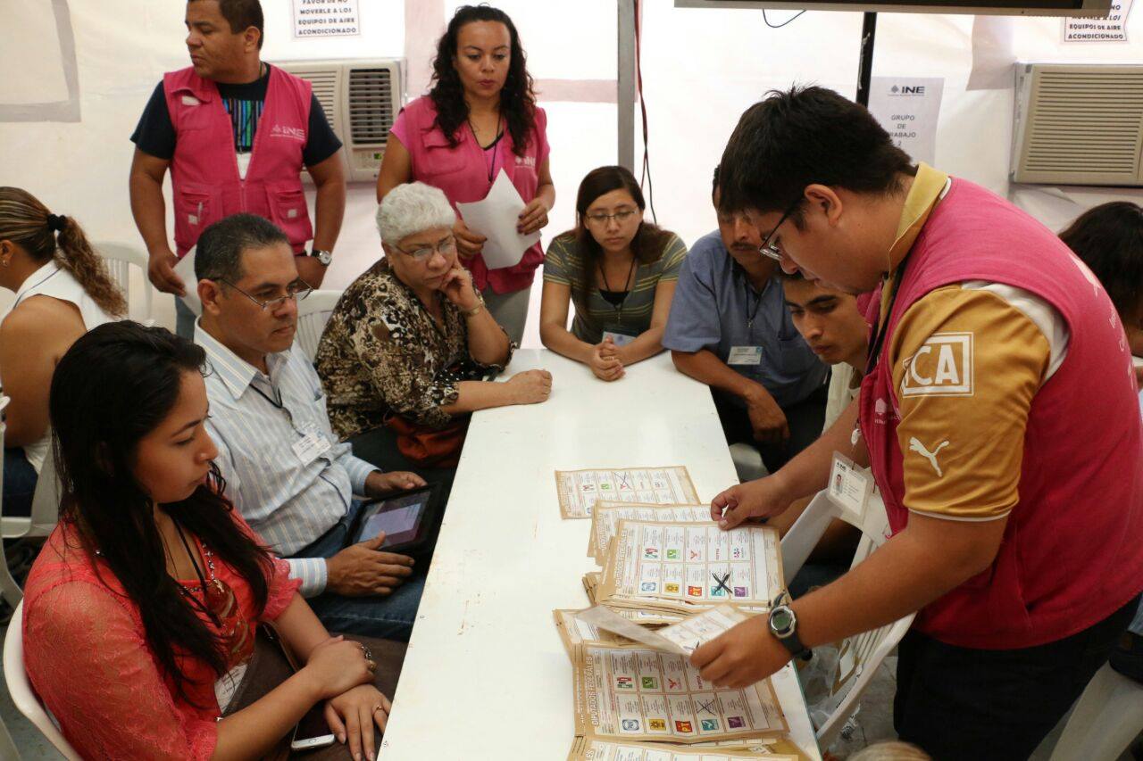 Personal del INE y representantes de partidos, presentes en el recuento de votos.
