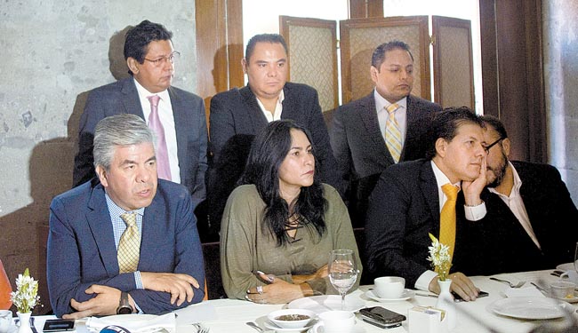 Raúl Flores, Dione Anguiano, Víctor Hugo Lobo y Mauricio Toledo durante la conferencia de prensa de ayer. 