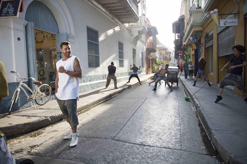 El cantante grabó el video en las calles de San Juan. 