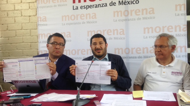 El dirigente de Morena en conferencia de prensa mostró las actas falsificadas. 