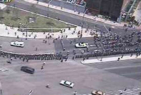 Integrantes de la CNTE marchan sobre Paseo de la Reforma, provenientes de Insurgentes y antes del Monumento a la Revolución.