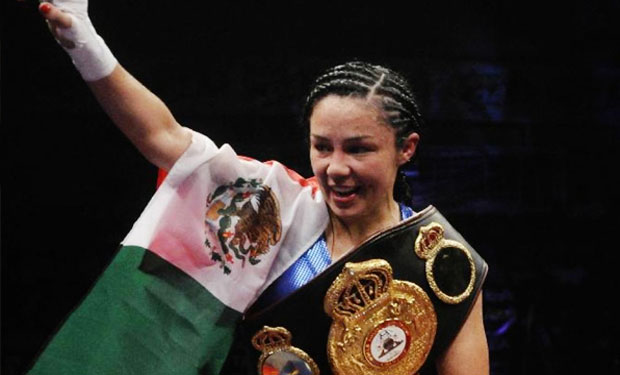Jackie Nava, celebrando tras un triunfo, portando la bandera de México 