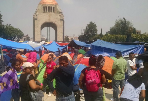 Maestros principalmente de Oaxaca y Michoacán llegaron hoy con casas de campaña, cobijas y maletas.