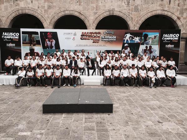 El mandatario estatal felicitó a los deportistas que obtuvieron récord de medallas de oro con 388