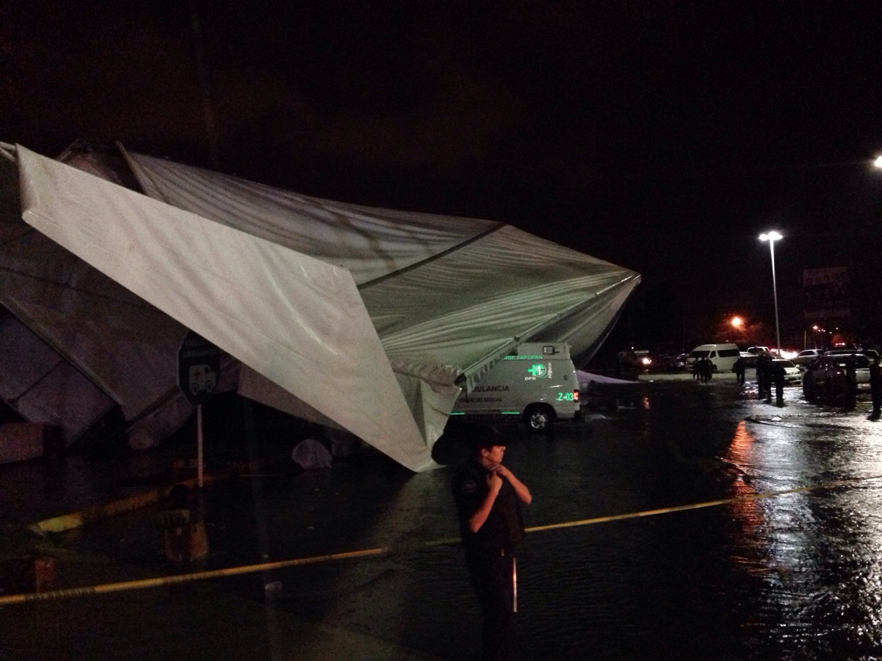Toldo del auditorio Telmex colapsó
