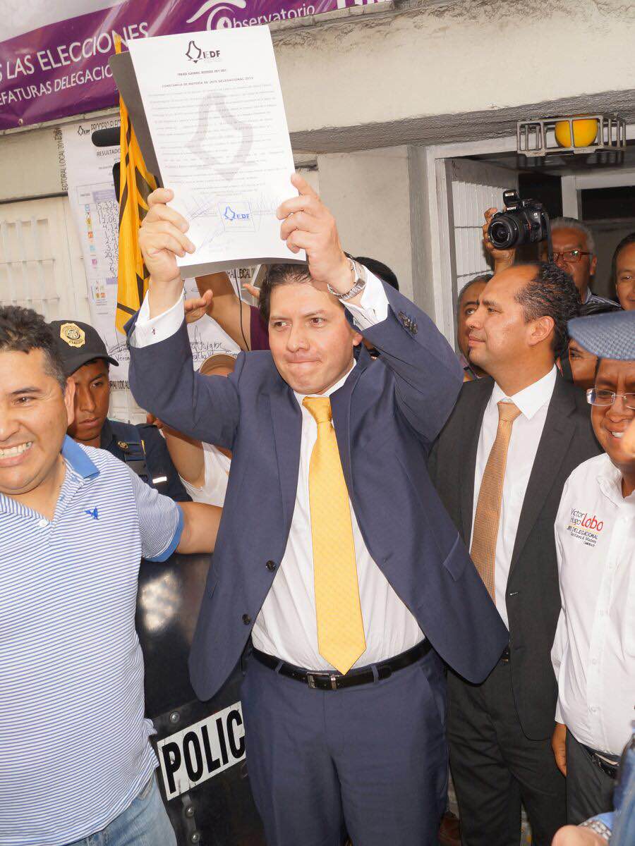 Víctor Hubo Lobo muestra la constancia de mayoría que le entregó el IEDF que acredita su triunfo como delegado en al GAM.