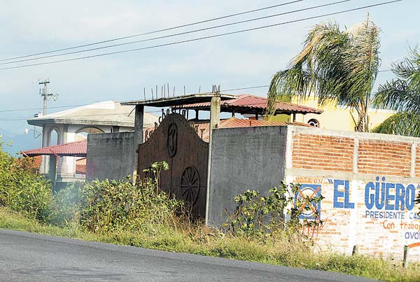 Una de las casas incautadas por el gobierno federal al líder del grupo criminal.