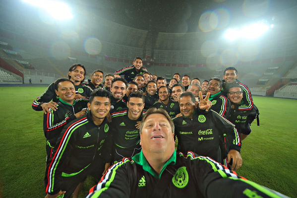 Miguel Herrera, se toma selfie con seleccionados, previo al arranque de la Copa América 