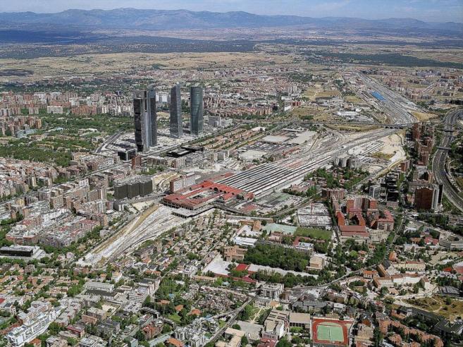 Terrenos en torno a la estación de Chamartín, en Madrid, donde se espera desarrollar una de las mayores operaciones inmobiliarias de Europa