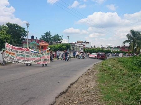 Trabajadores del ingenio marcharon hasta la carretera y cerraron los accesos a la ciudad de Cosamaloapan y al los municipios del sur de la entidad.