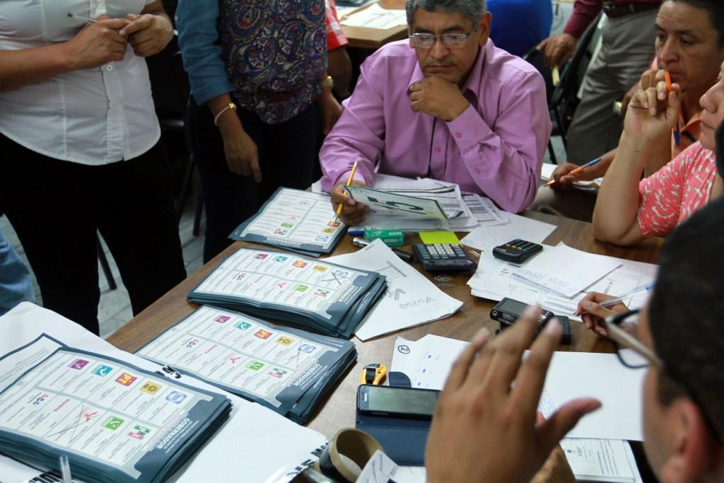 En Colima se realiza el conteo voto por voto para determinar qué candidato a gobernador cuenta con la mayoría de sufragios.