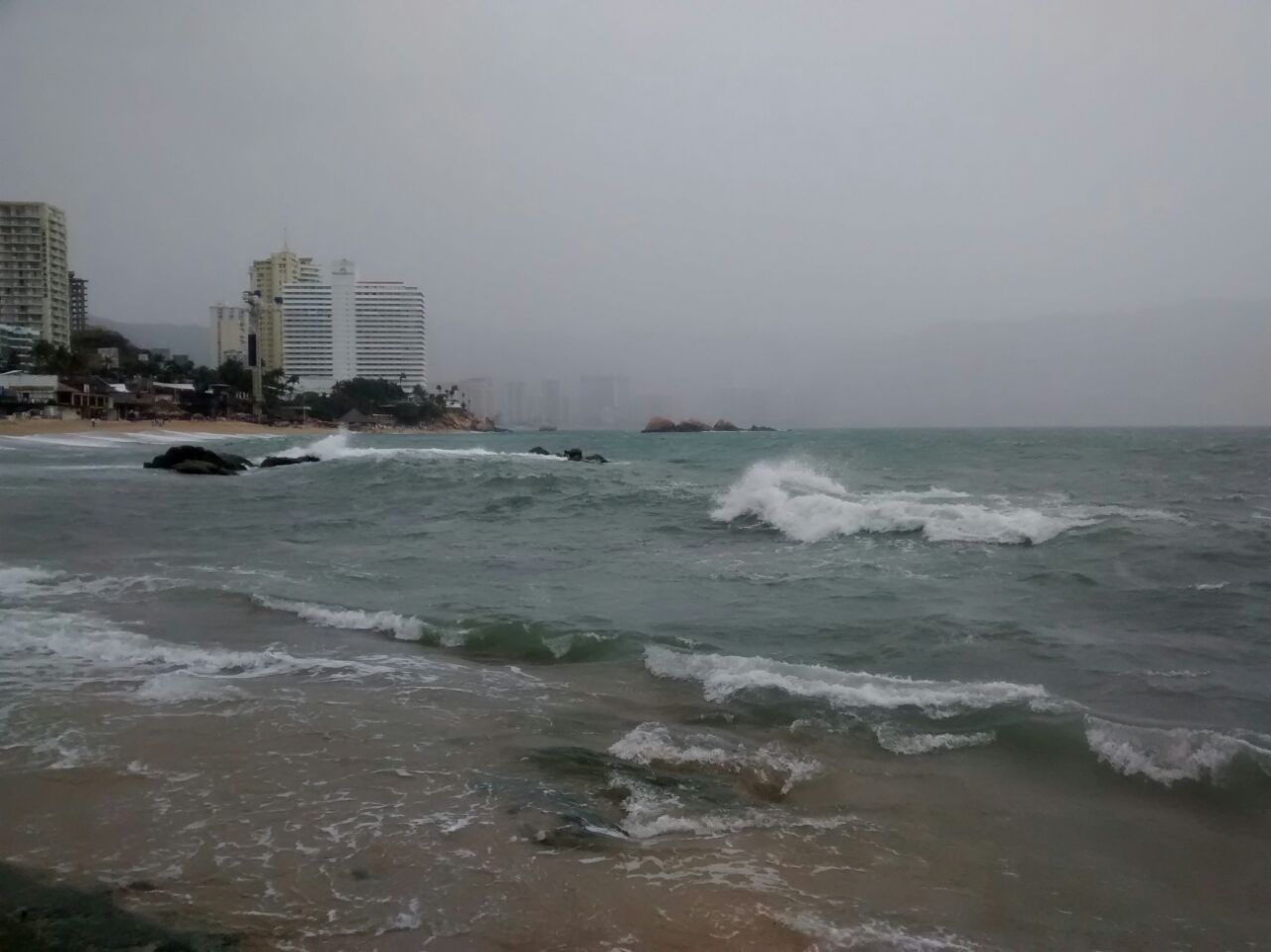 El huracán 'Carlos' provoca fuerte oleaje en Acapulco.