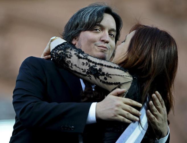 Máximo Kirchner abraza a su madre, la presidenta argentina, durante la ceremonia de la toma de posesión presidencial de 2011 en Buenos Aires