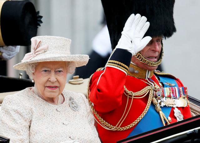La soberana británica nació un 21 de abril pero su aniversario se festeja el segundo sábado de junio para aumentar las posibilidades de que el buen ti