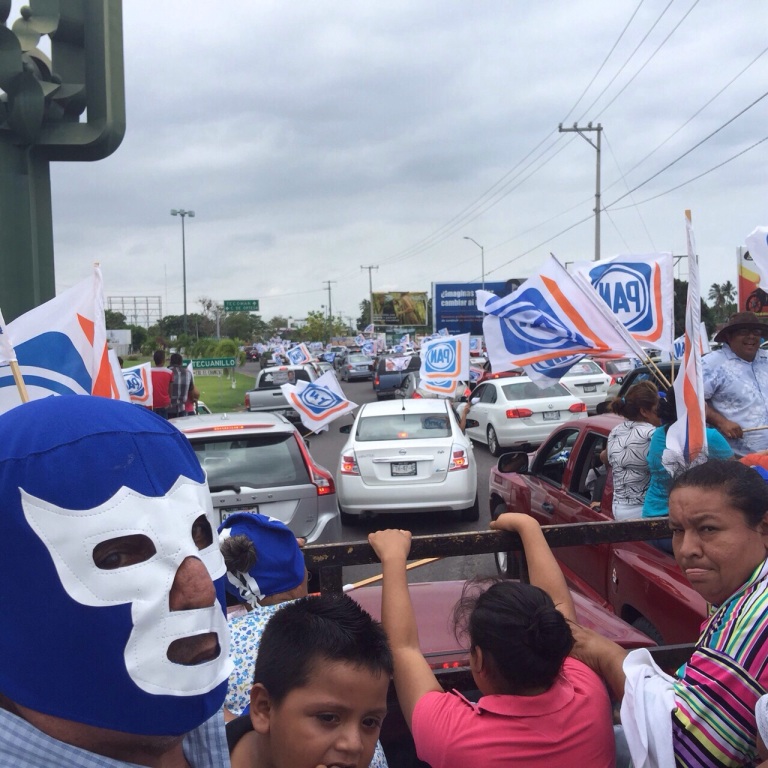 El candidato del PAN a la gubernatura de Colima, Jorge Luis Preciado, realiza una caravana vehicular que partió desde Manzanillo y se dirige hacia la 