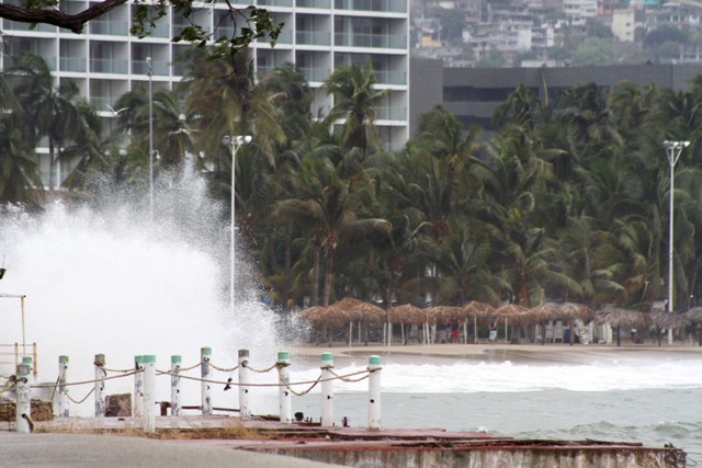 'Carlos' se debilita a tormenta tropical