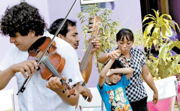 Emir Yosimar Mendoza con su madre, Victoria Cosme, quien también participa en el taller.