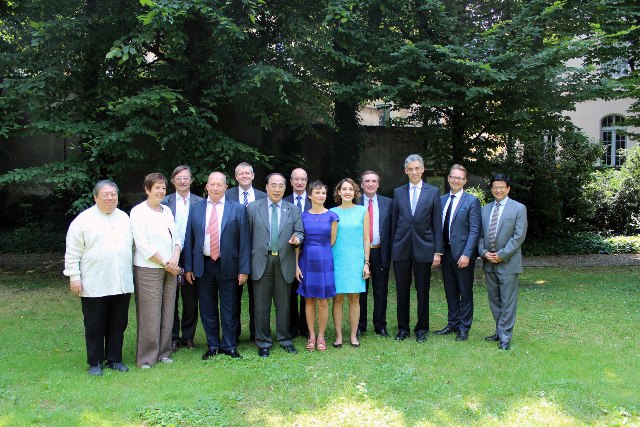 El grupo interdisciplinario de 12 expertos entre los que se encuentran, Frank Appel, presidente de DHL, Jean Pierre Loubinoux, director de la Unión In