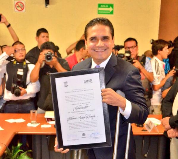 Silvano Aureoles recibió la constancia de mayoría que lo acredita como gobernador electo de Michoacán. 