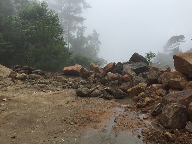 La tormenta "Carlos" generó daños Oaxaca en el cinco por ciento de la red caminera estatal y causó deslaves en dos carreteras federales, además de pro