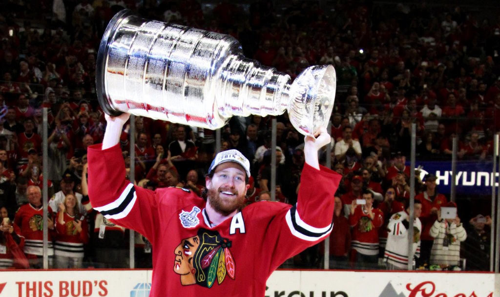 Duncan Keith anotador del primer gol para los Blackhawks