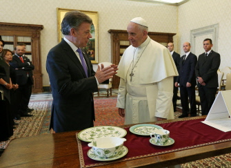Juan Manuel Santos (i) se mostró emocionado por la audiencia concedida por el papa Francisco (d)