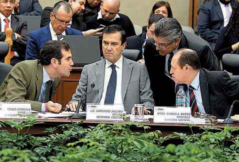 Los consejeros electorales durante la sesión del INE.