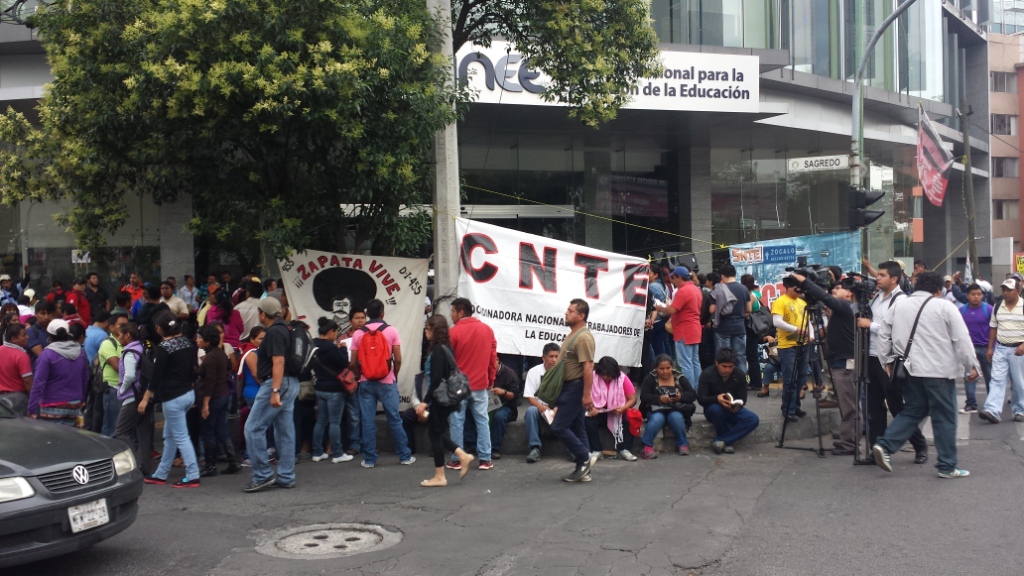 Los maestros se manifiestan afuera de las instalaciones del INEE.