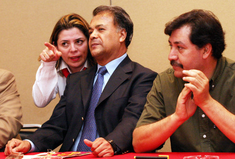 El presidente nacional del PT Alberto Anaya y Gerardo Fernández Noroña, entonces secretario de prensa y propaganda del PRD, en el consejo politico del