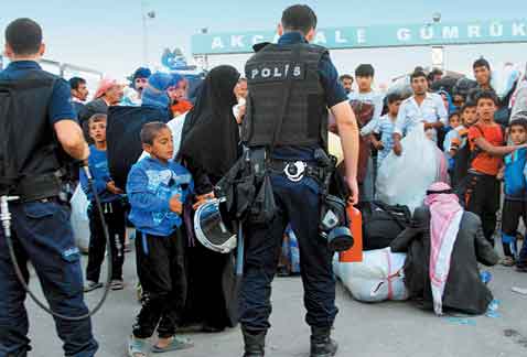 Refugiados de la guerra en Siria ayer en la frontera con Turquía.