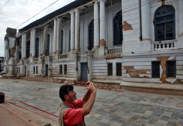 Los turistas fotografían edificios y monumentos que resultaron dañados por los terremotos en Nepal