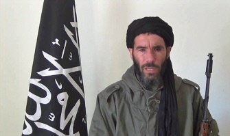 El yihadista argelino Mohamed Belmotjar, en un video de propaganda de Al Qaeda en el Magreb Islámico (AQIM), el 17 de enero de 2013