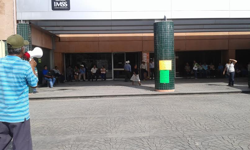 A las afueras del IMSS los pacientes protestaban por negligencias.