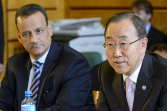 Ban Ki-moon (d) habla junto al enviado especial de la ONU a Yemen, Ismail Ould Cheikh Ahmed, en la sede de la ONU en Ginebra