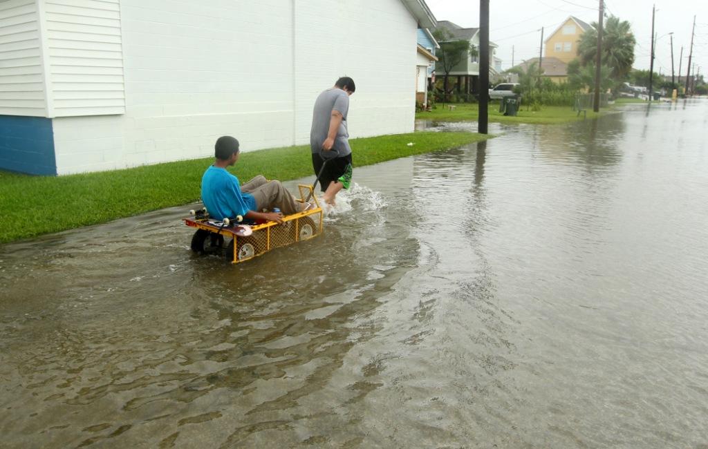 'Bill' se convirtió en tormenta tropical el lunes por la noche.