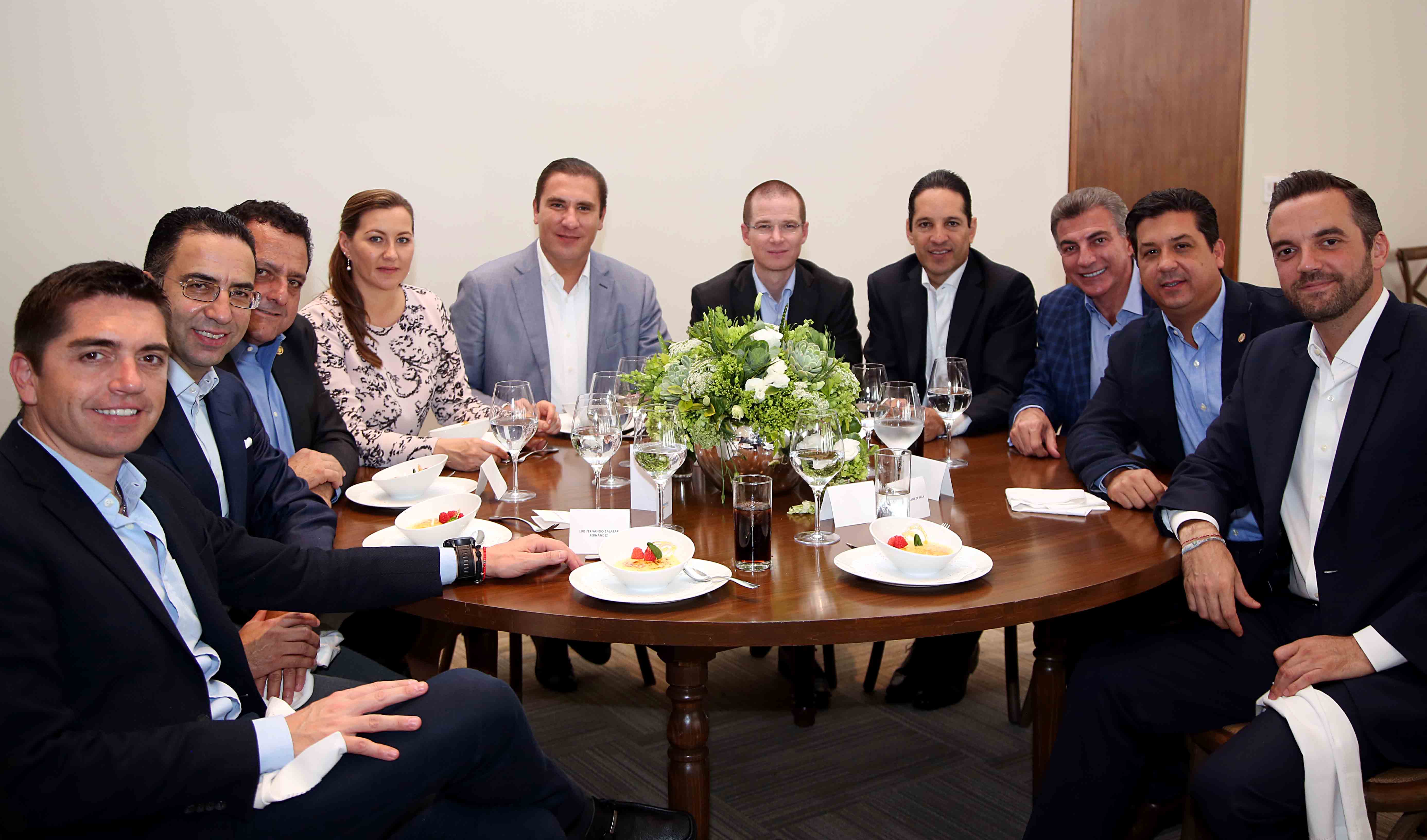 El gobernador se reunión con gobernadores electos, presidentes municipales y diputados federales. 