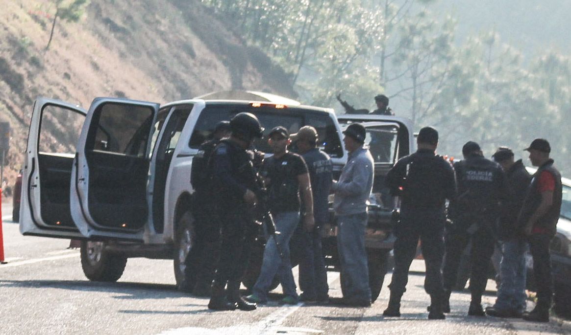 Los policías fueron emboscados por un grupo de desconocidos. 