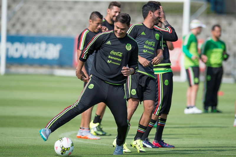 Moisés Muñoz y Carlos Vela en un entrenamiento de la selección mexicana de futbol