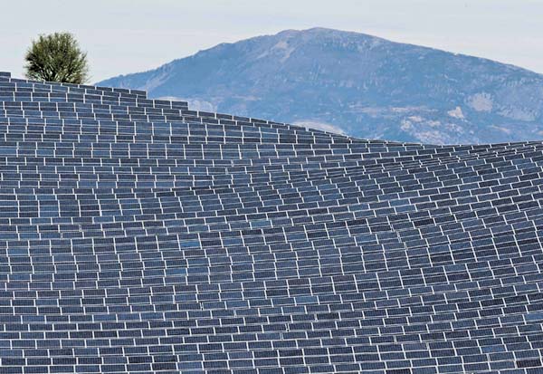 Parque solar en los Alpes franceses.