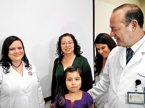Sara Isabel Martínez fue atendida por Carlos Alfredo Mena, jefe del Servicio de Dermatología del Himfg.