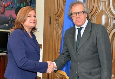 Arely Gómez González y Luis Almagro Lemes.