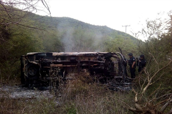 Luego de la emboscada, el grupo armado incendió dos patrullas y una camioneta.
