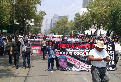 Integrantes de la Coordinadora Nacional de Trabajadores de la Educación marchan por Reforma hacia la avenida Juárez.