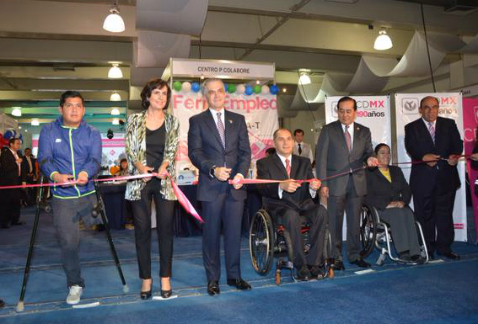 El jefe de Gobierno capitalino, Miguel Ángel Mancera, inauguró la Feria del Empleo Empodera-T, en la que anunció que su administración ofrecerá 500 em