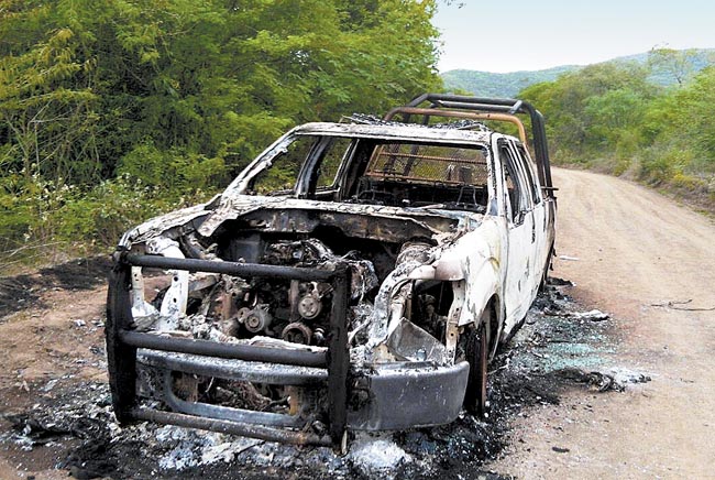 La camioneta calcinada por los gatilleros, donde fueron hallados dos cadáveres. 