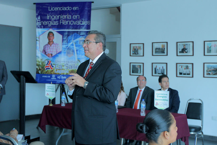 La presentación tuvo lugar en el vestíbulo del gimnasio auditorio de la institución.