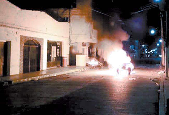 Uno de los objetos incendiados afuera del Palacio Municipal de Tamiahua. 