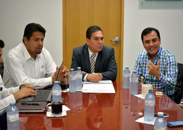 El subgerente Comercial de la Comisión Federal Electricidad, Hugo Alberto Niebla Mendoza, Xavier Alain Herrera Arroyo, gerente general del Sistema Mun
