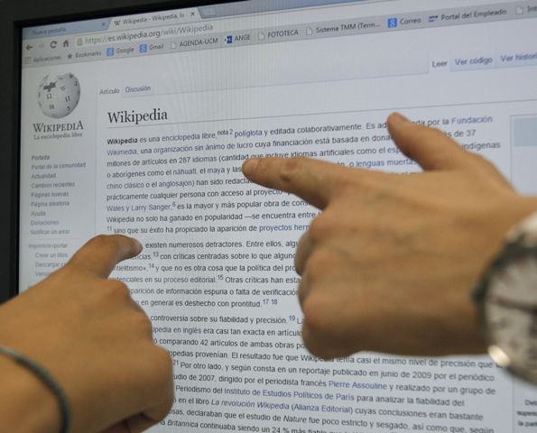 Wikipedia fue creada en 2001 por Jimmy Wales y Larry Sanger.