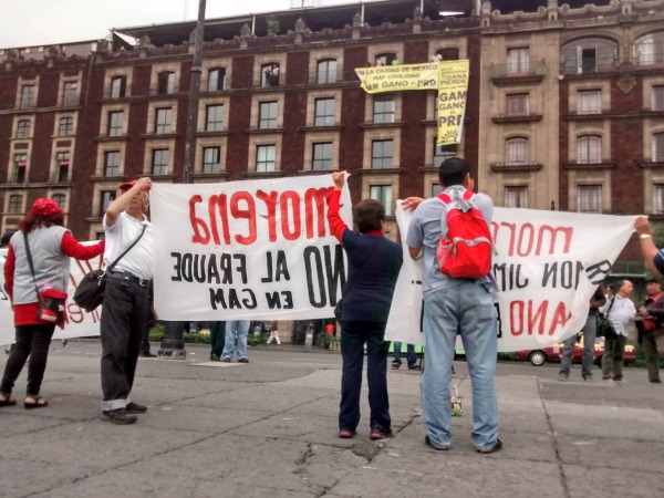 Un grupo de personas que apoyan a MORENA protestaron en la plancha del Zócalo Capitalino tras no estar conformes con los resultados de las pasadas ele